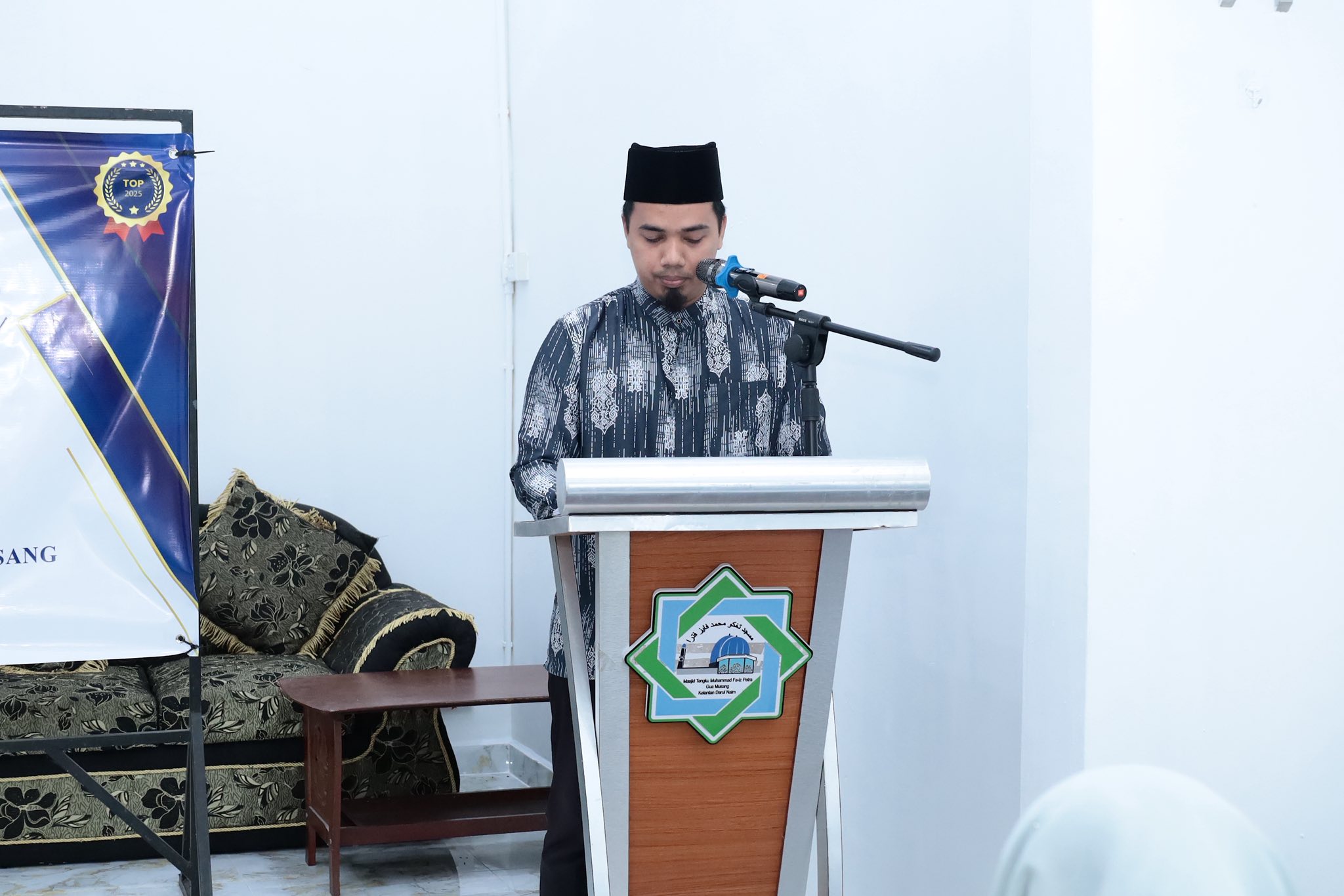 PENYAMPAIAN SUMBANGAN ANUGERAH KECEMERLANGAN PELAJAR SEKOLAH