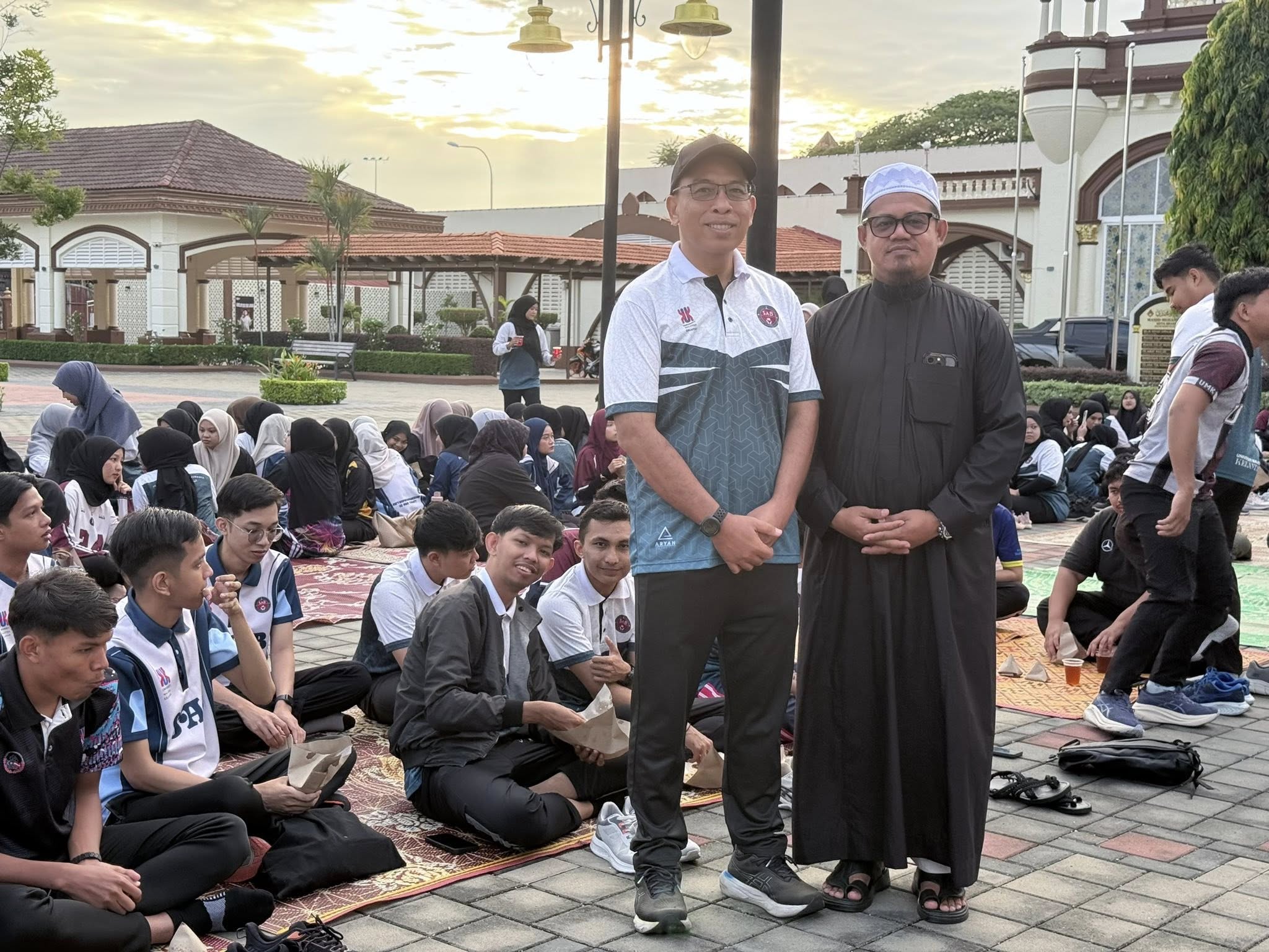 Gotong Royong bersama 200 orang Penuntut Jurusan Kewangan dan Perbankan Islam dari Universiti Malaysia Kelantan (UMK).