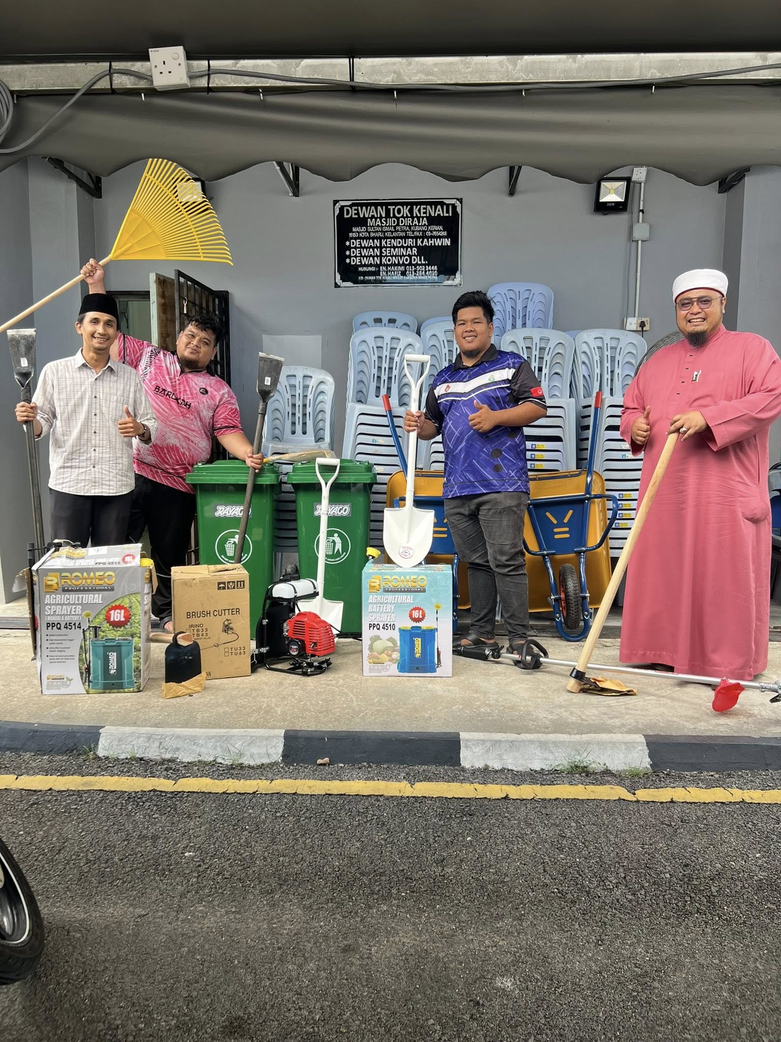 PENYERAHAN PERALATAN KEBERSIHAN KUBUR