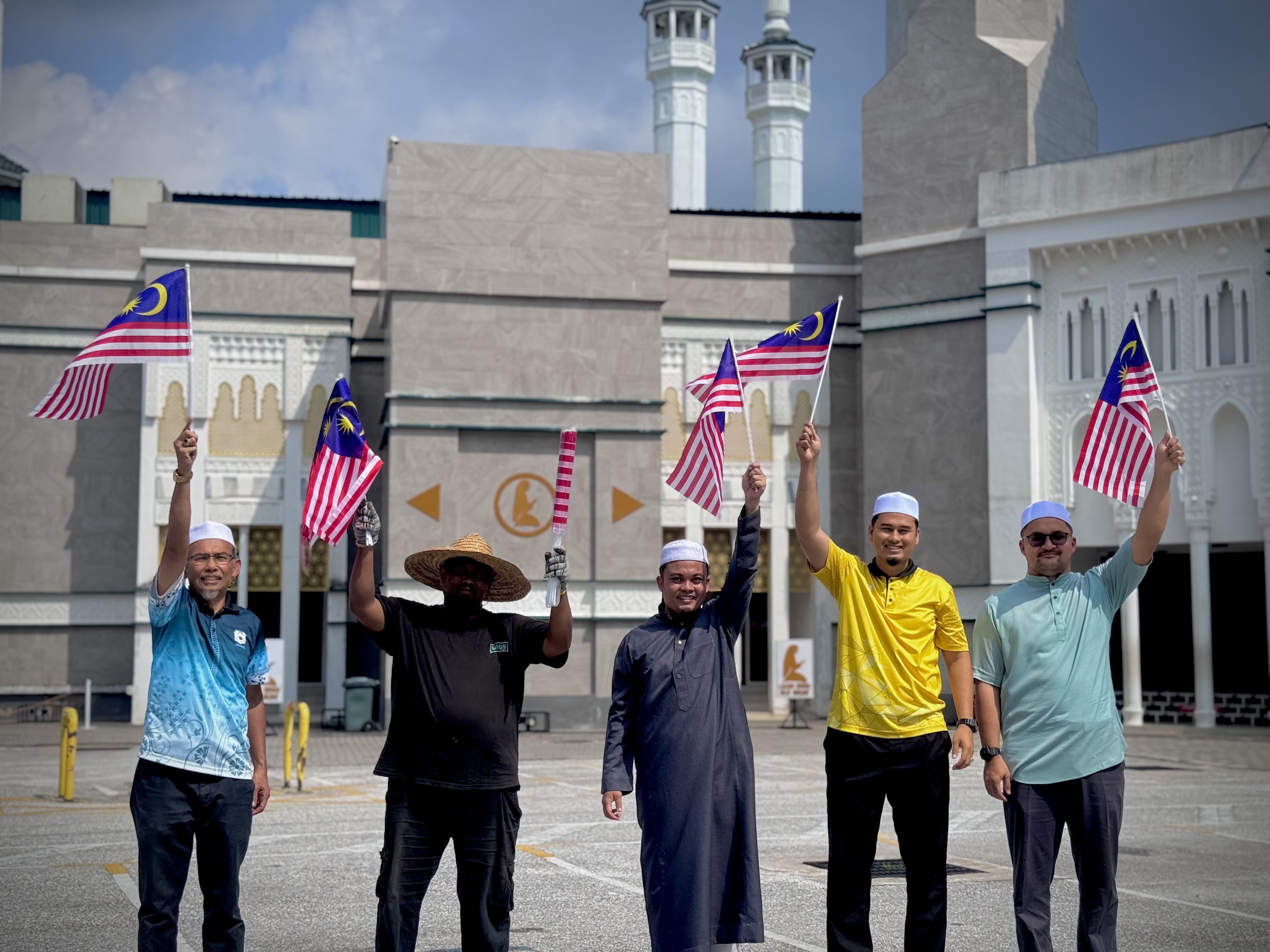 PEMASANGAN BENDERA MALAYSIA DI SEKITAR MASJID