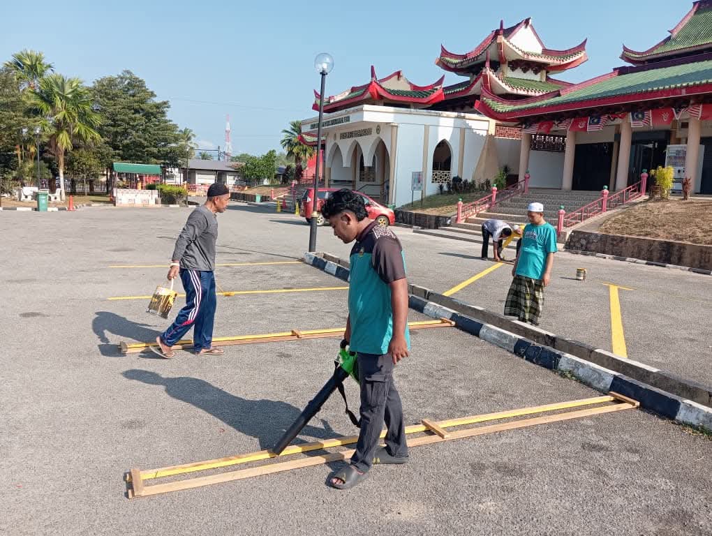 Program Gotong-Royong Menaik Taraf dan Mengecat Garisan Parkir Masjid”