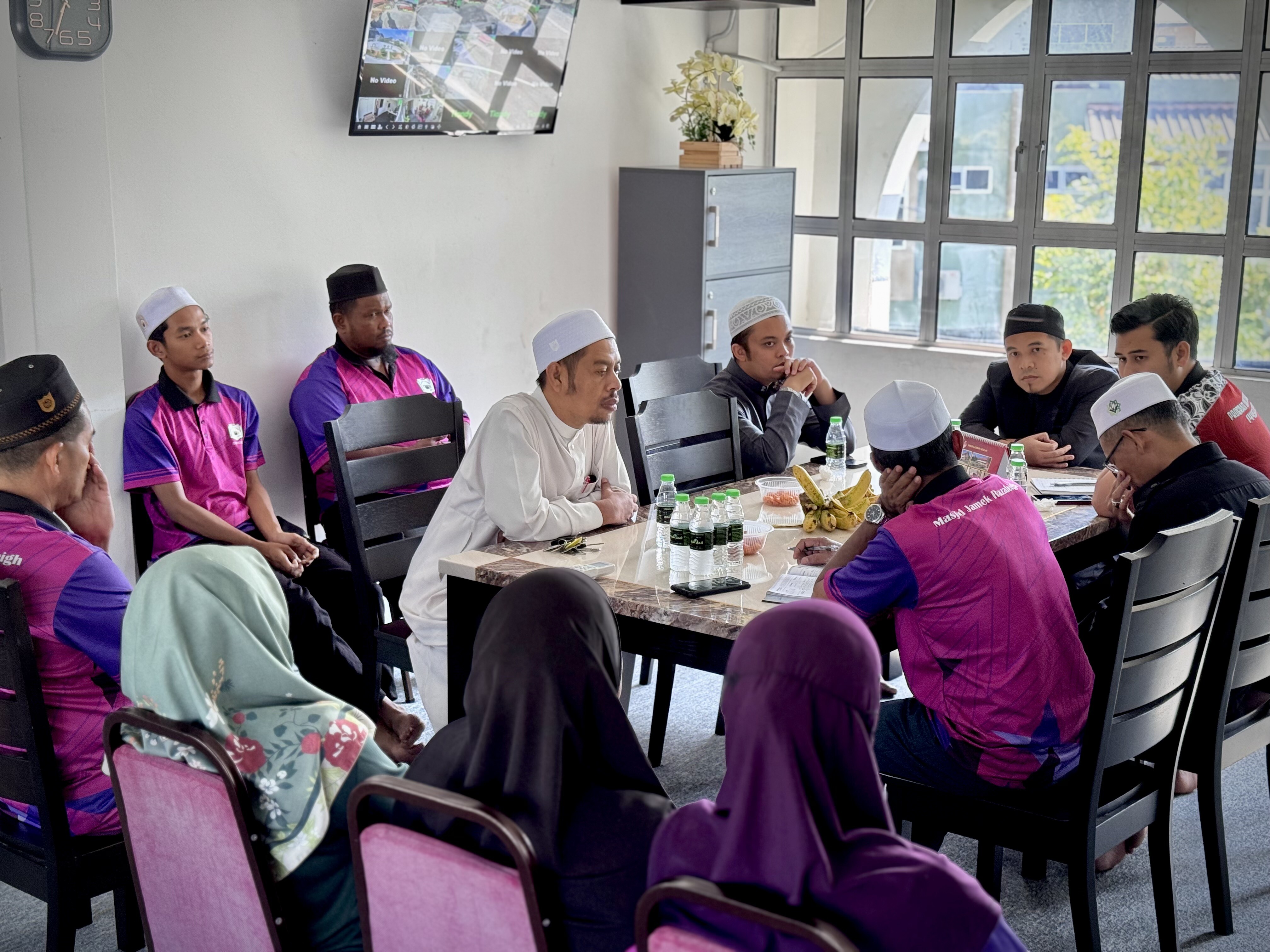 PERJUMPAAN MINGGUAN BERSAMA KAKITANGAN MASJID