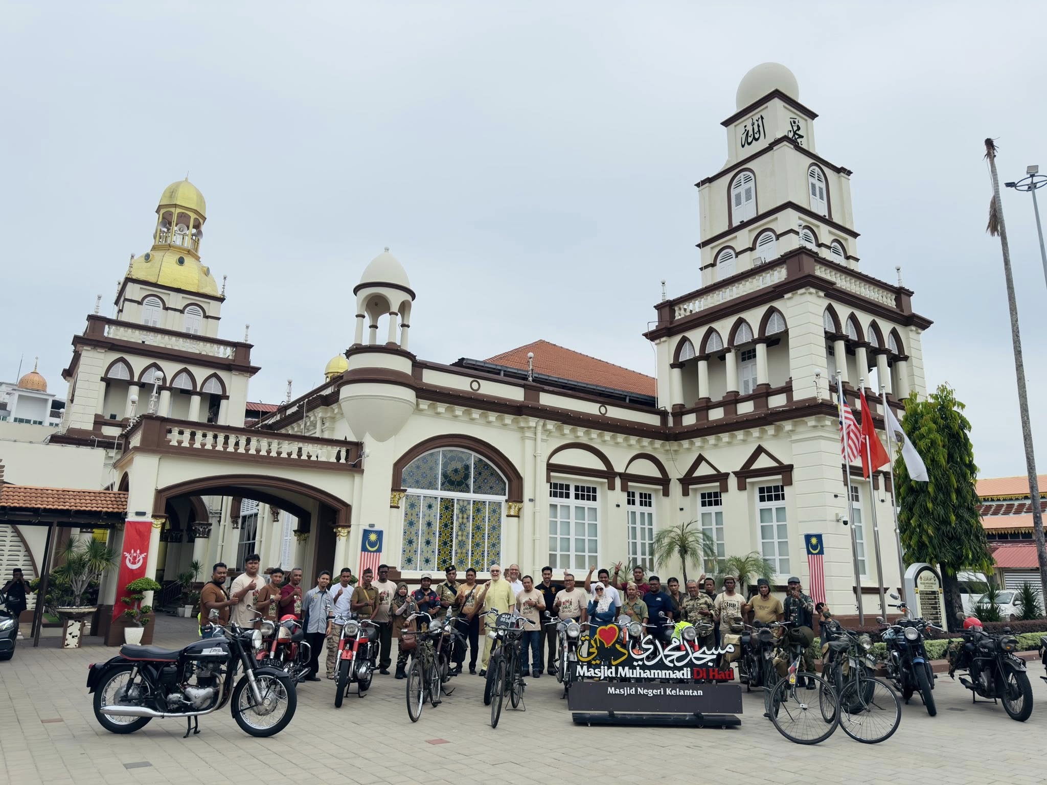 Ketibaan Yang Berhormat Mulia Tengku Abdul Halim Al-Haj Almarhum Sultan Ibrahim ,Tengku Laksamana Kelantan di Masjid Jamek Muhammadi Kota Bharu (Masjid negeri Kelantan)